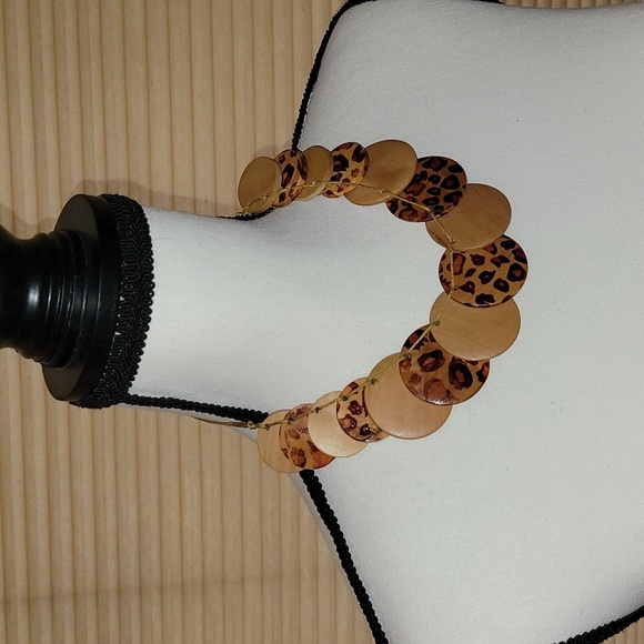 Unique Animal motif Necklace - Picture 2 of 3